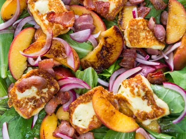 Juicy grilled peach, bacon and haloumi salad