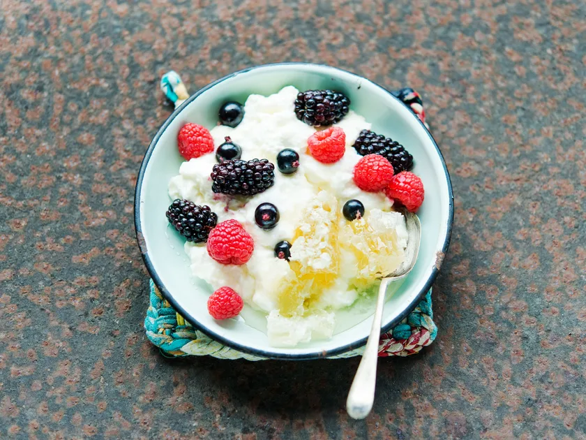 Yoghurt curd with honeycomb and fresh berries