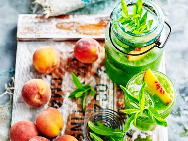 Green juice with peach, kiwifruit and lime