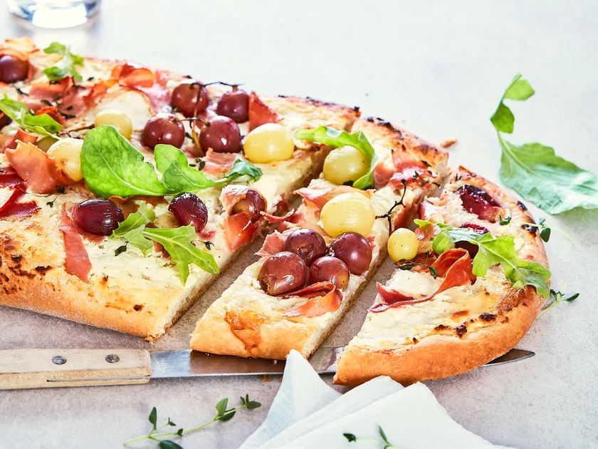 Grape, prosciutto and goat’s cheese pizza with rocket