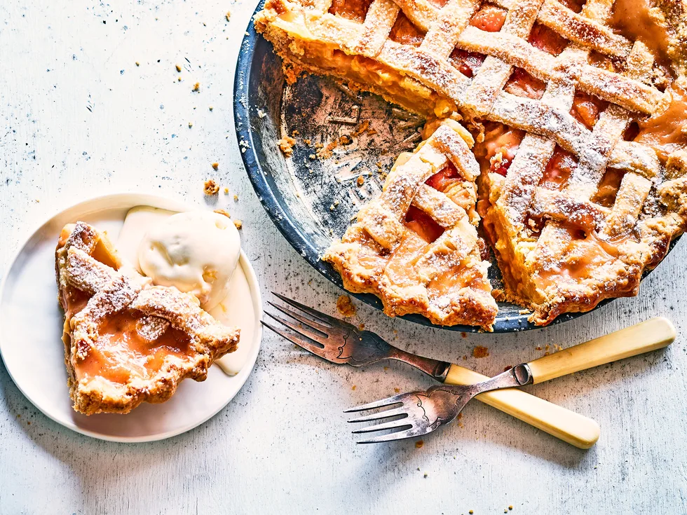 Peaches and cream pie with easy sweet pastry