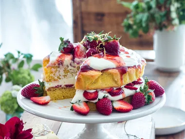 Lemon sponge cake with strawberries and cream