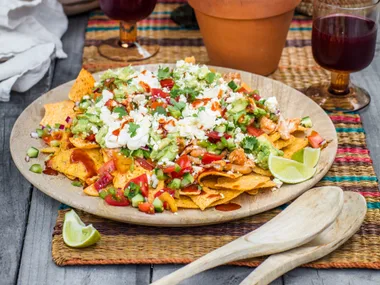 Fancy chicken nachos with salsa (chilaquiles con pollo)