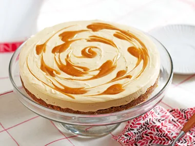 No-bake caramel and cream cheese cheesecake