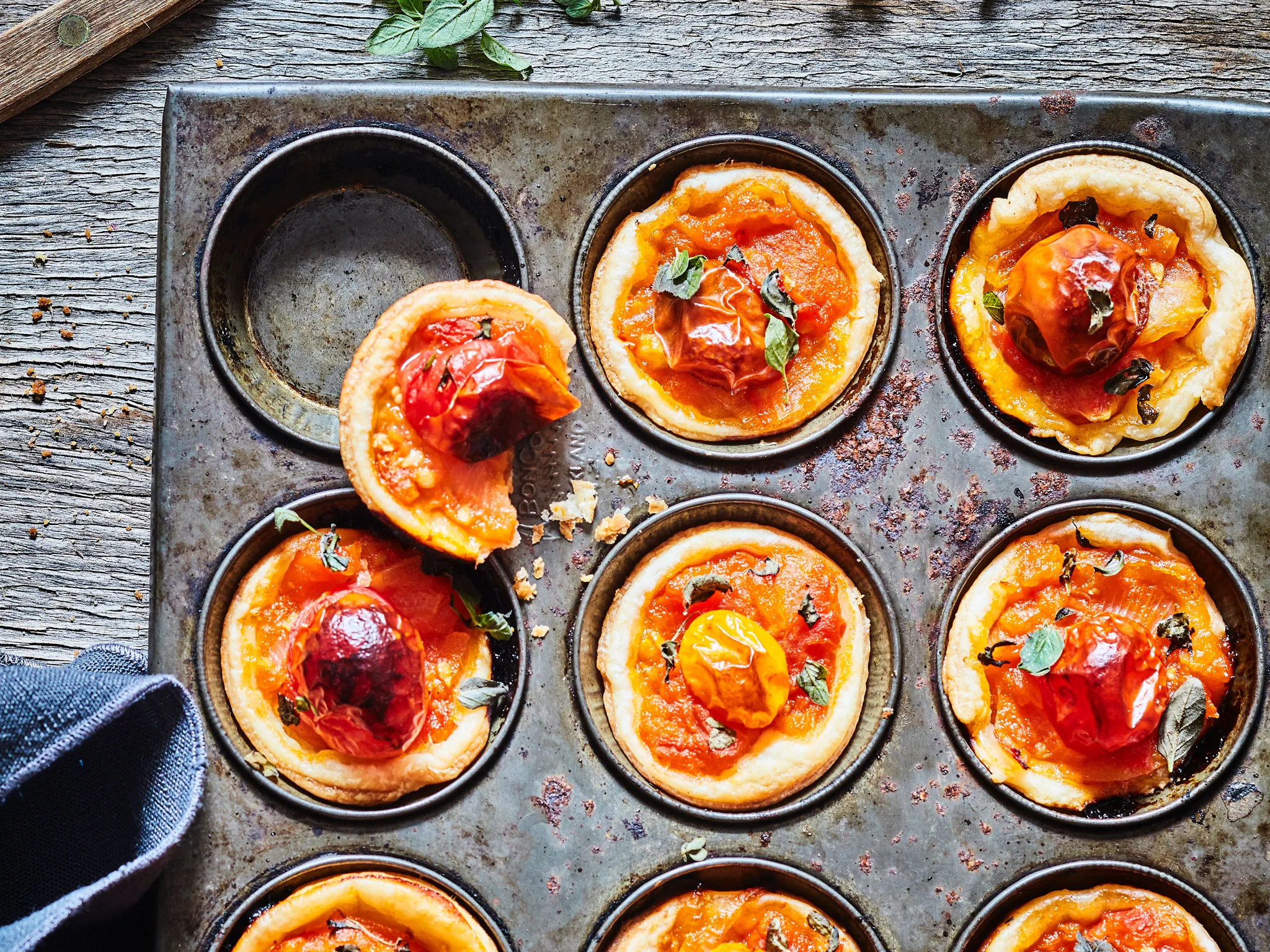 Little tomato tarts with thyme and marjoram