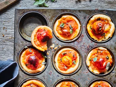 Little tomato tarts with thyme and marjoram