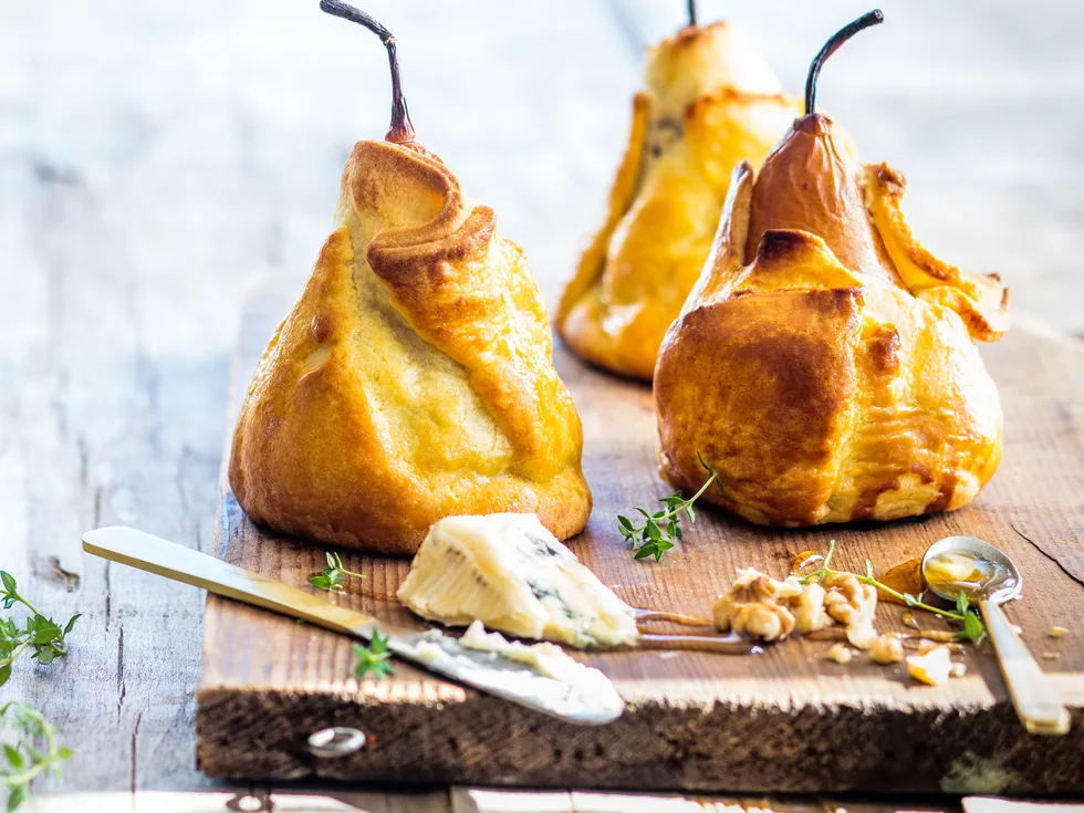 Baked pears in pastry with blue cheese, walnuts and thyme