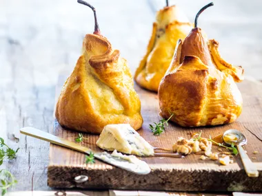 Baked pears in pastry with blue cheese, walnuts and thyme