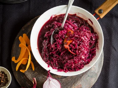 Sweet and sour red cabbage