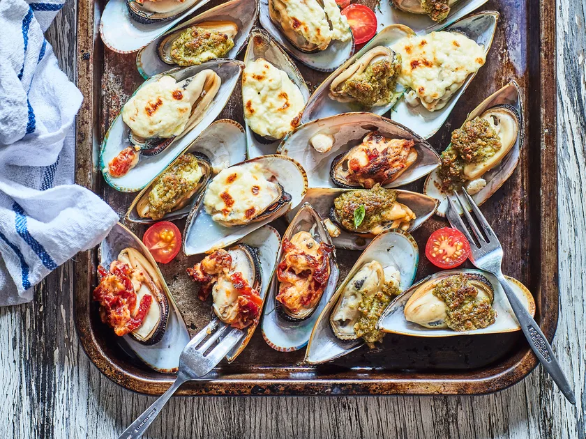 Grilled mussels with pesto, sun-dried tomato and cheese
