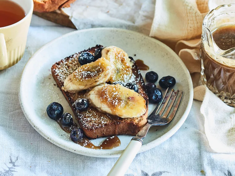 Toasted gingerbread with banana and blueberries and caramel sauce