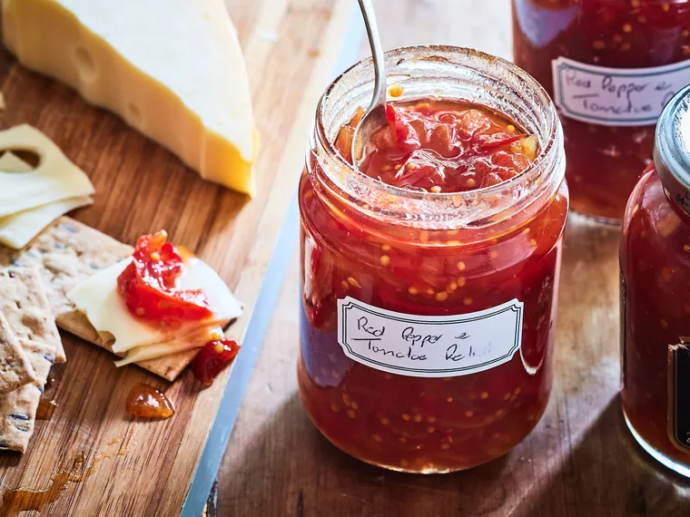 Red pepper and tomato relish