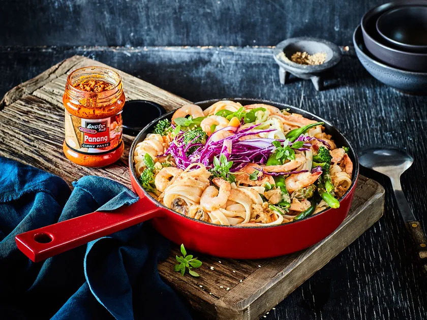 Panang-style ginger prawn and vegetable noodles