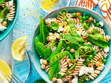 Spelt pasta with peas and ricotta