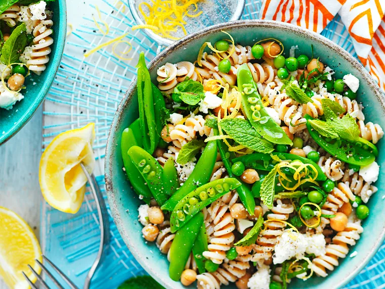 Spelt pasta with peas and ricotta