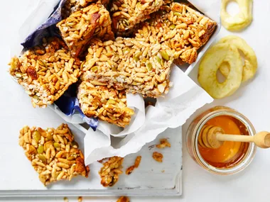 Apple pie muesli bars