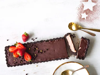 Strawberry and chocolate no-bake tart