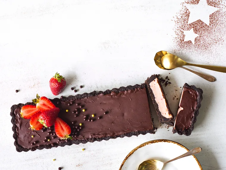 Strawberry and chocolate no-bake tart