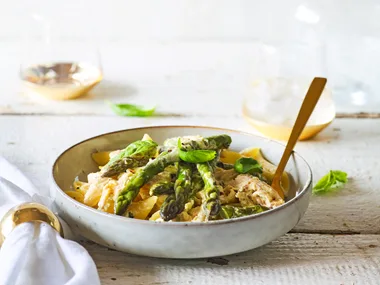 Dreamy chicken and asparagus pasta