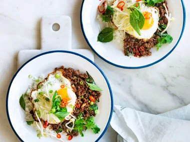 Stir-fried beef with red chilli and egg