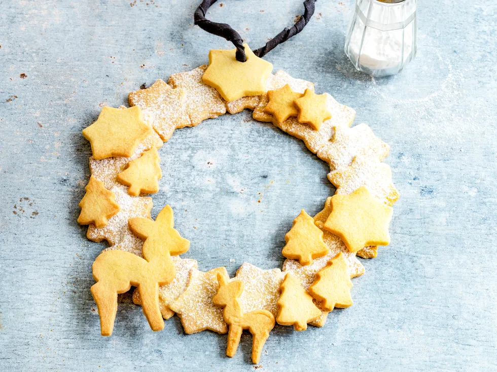 Spiced Christmas shortbread cookie wreath