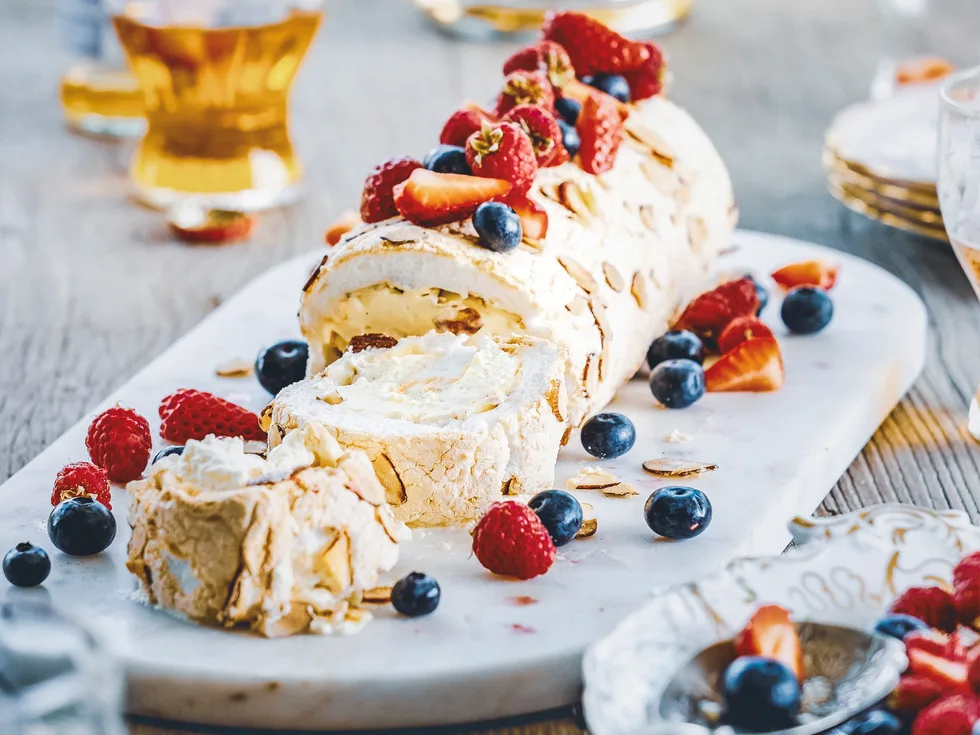 Berry pavlova roll