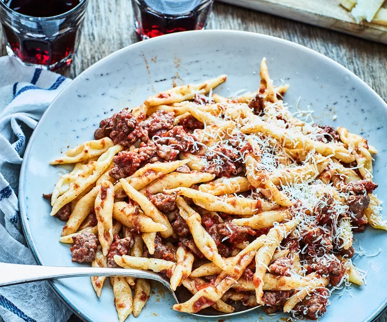 Pasta with cinnamon and sausage sauce