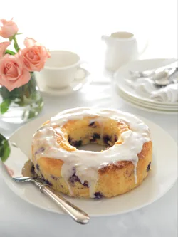 Lemon curd and blueberry cake
