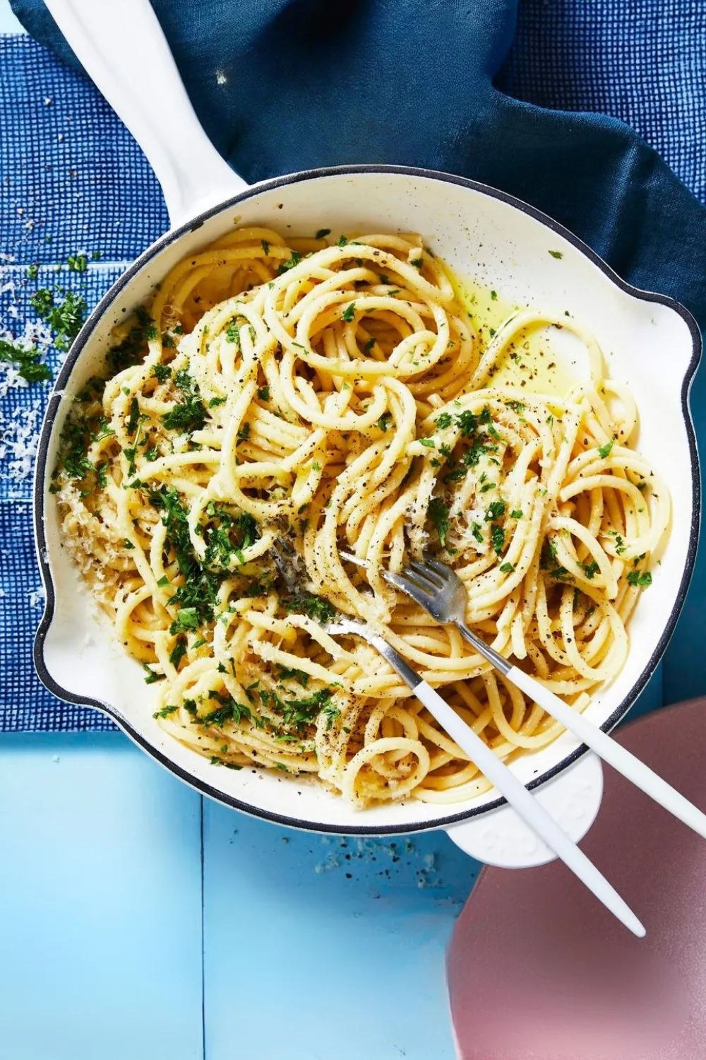 Bucatini pasta with cheese and pepper