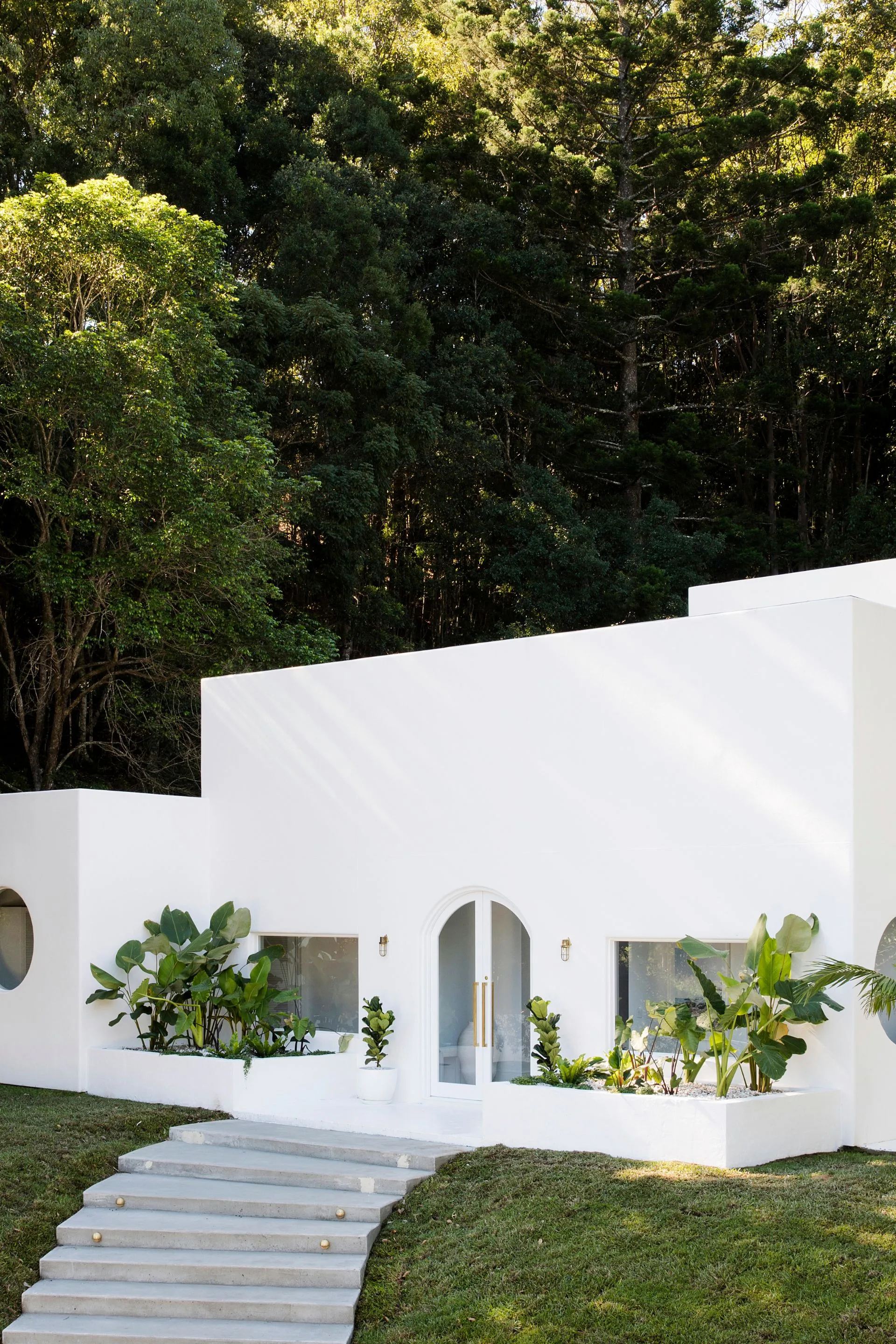 white house exterior in hinterlands