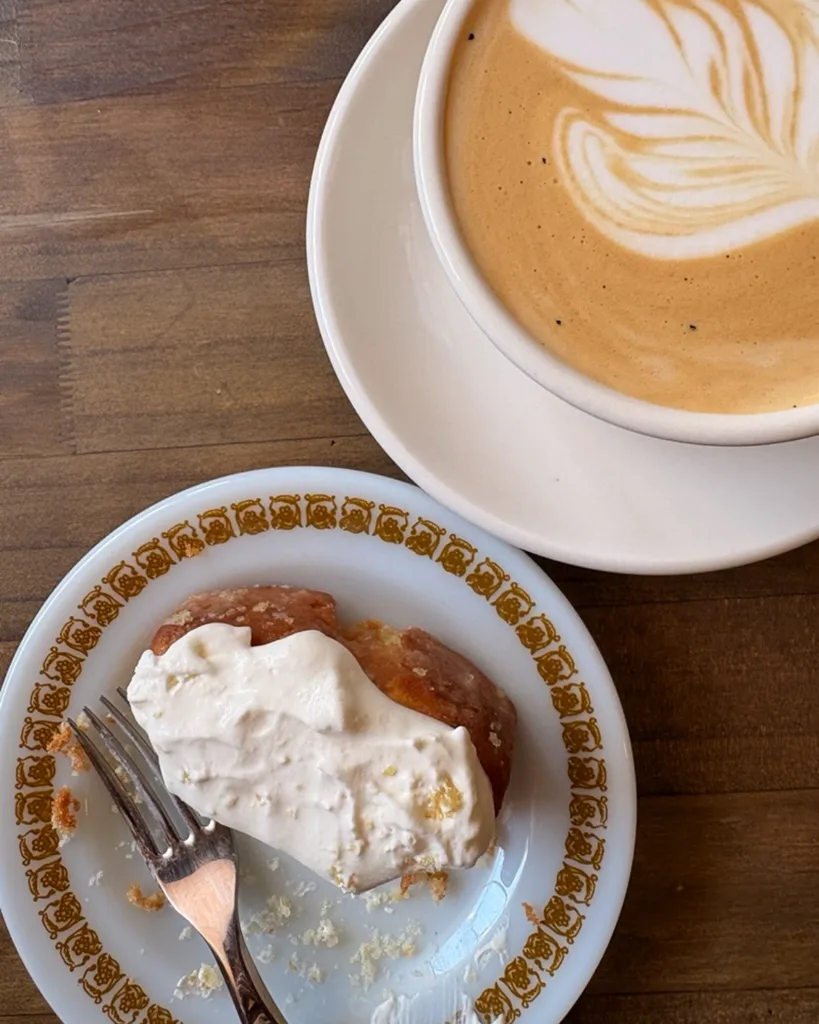 A Latte with a swirl latte art and a lemon tea cake + Best coffee machines