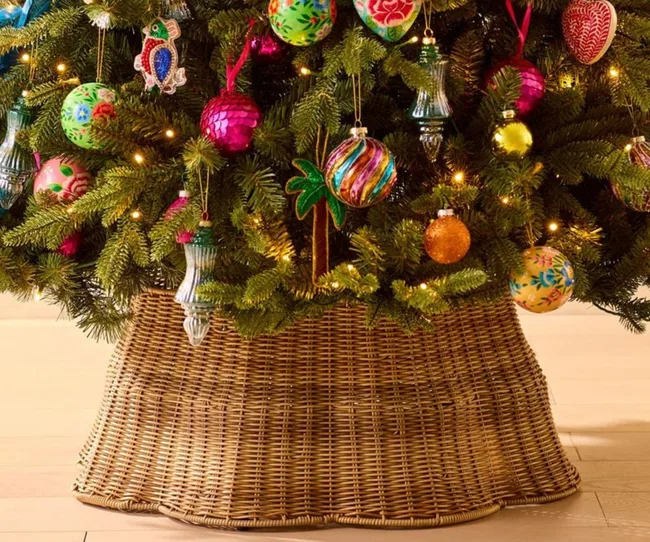 tree skirt with scalloped edge made from timber