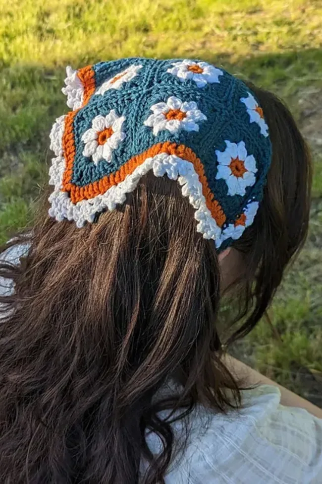 daisy crochet banana in green with white daisies