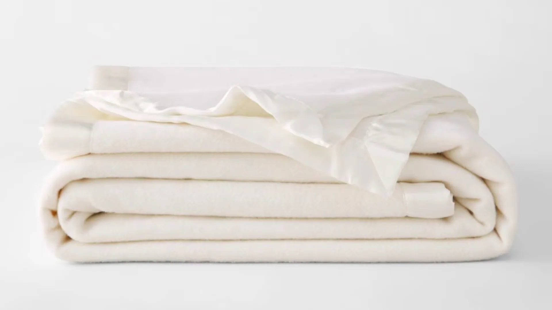 Sheridan Outlet wool blanket in white.