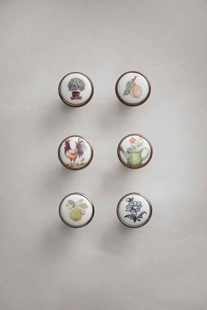 door knobs or cabinet handles