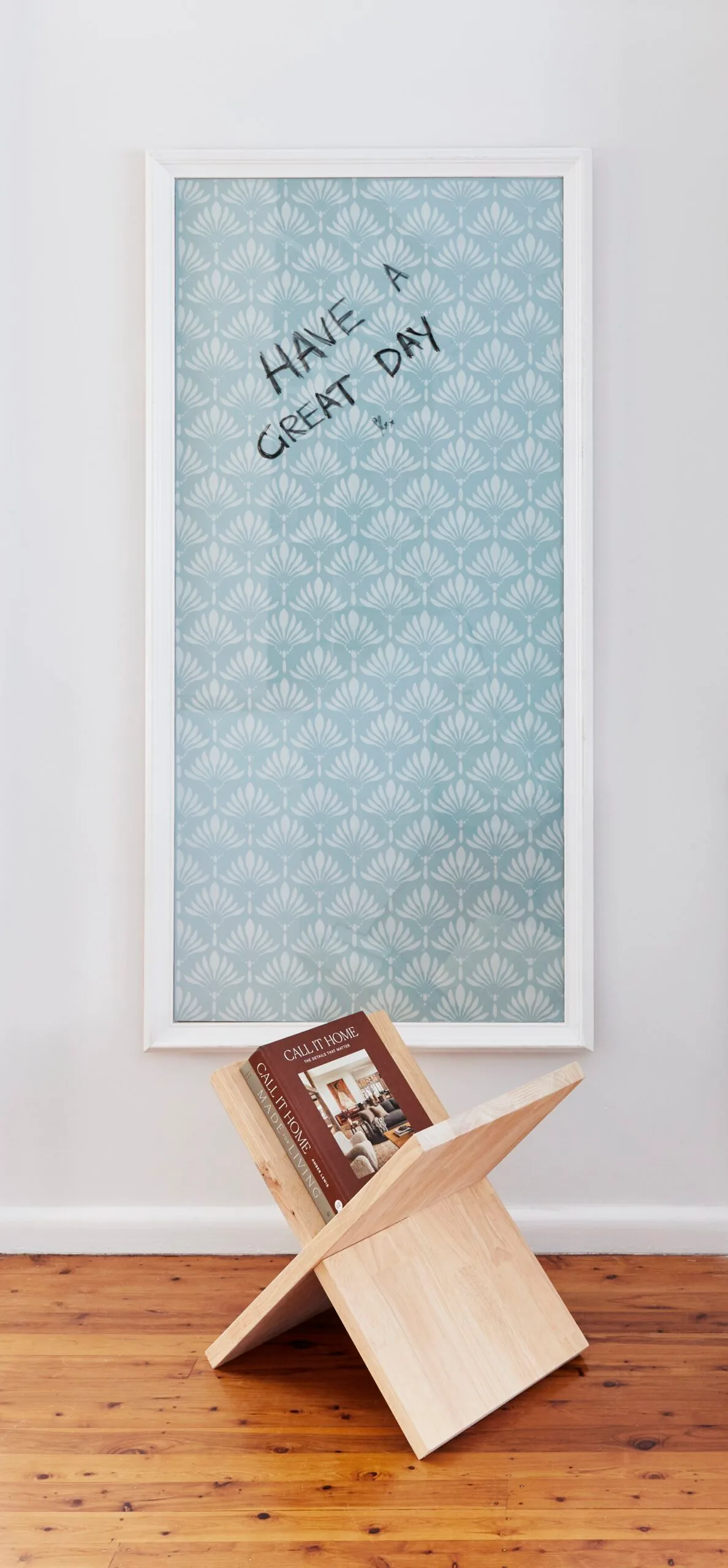 ideias de armazenamento de escritório para porta-livros com uma pintura que diz tenha um ótimo dia