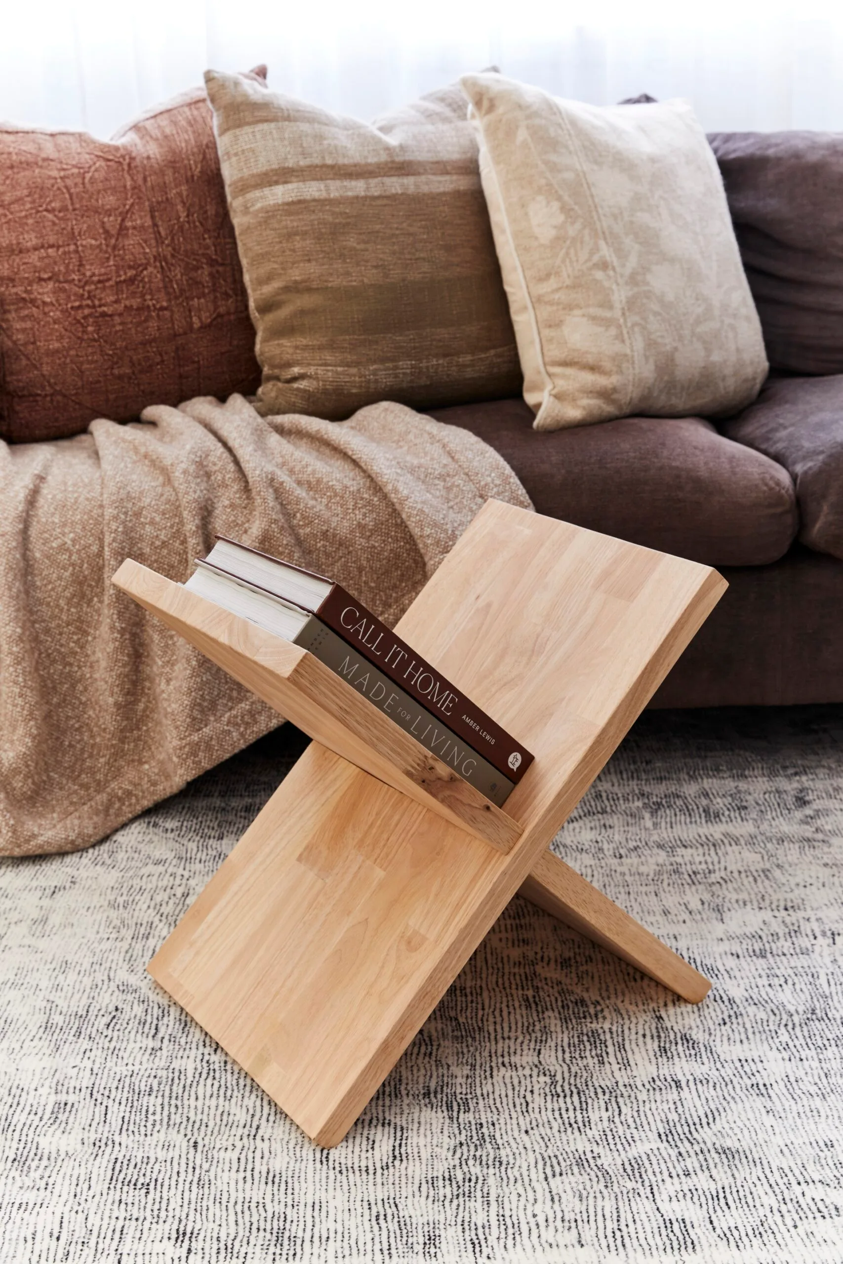 ideias para home office de um porta-livros feito de pedaços diagonais de madeira