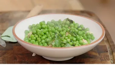 colins peas in a bowl steaming