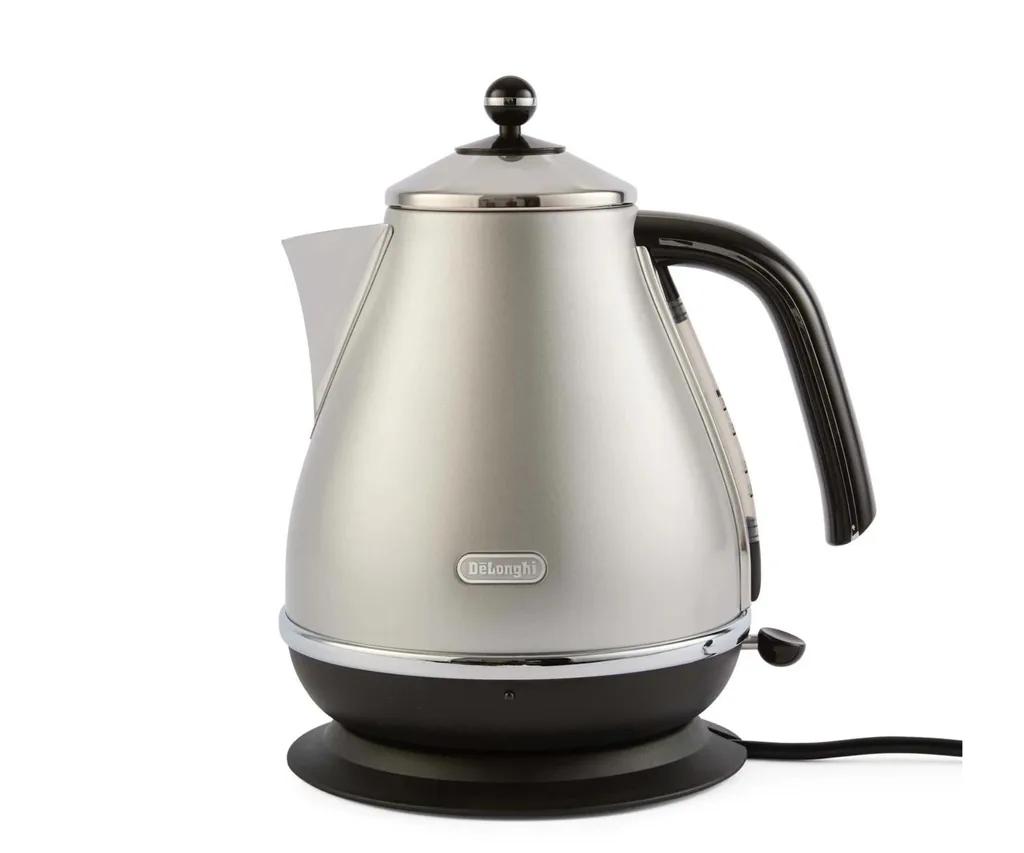 silver and black delongi kettle