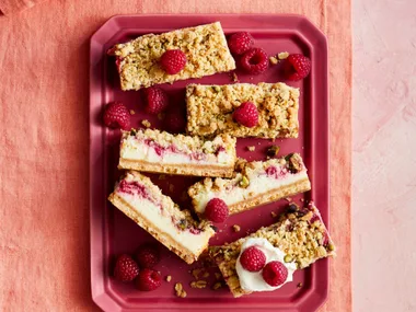 raspberry pistachio cheesecake crumble bars recipe