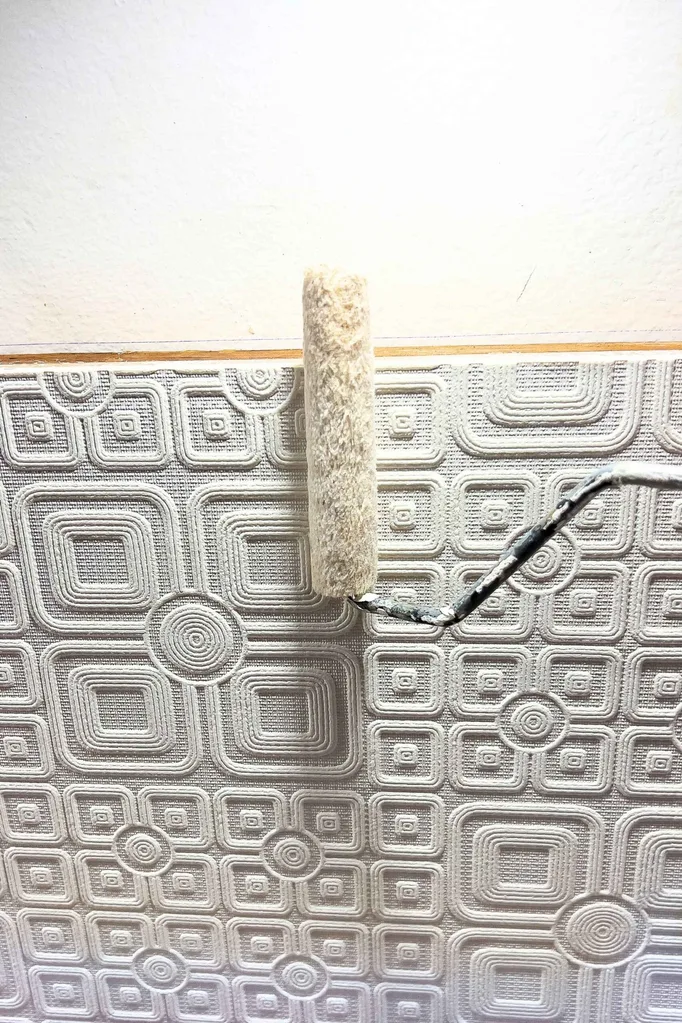 rolo de pintura em papel de parede