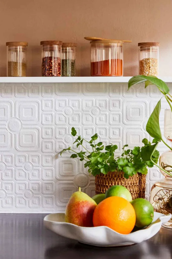 close de papel de parede pintável em branco com vaso de frutas e plantas