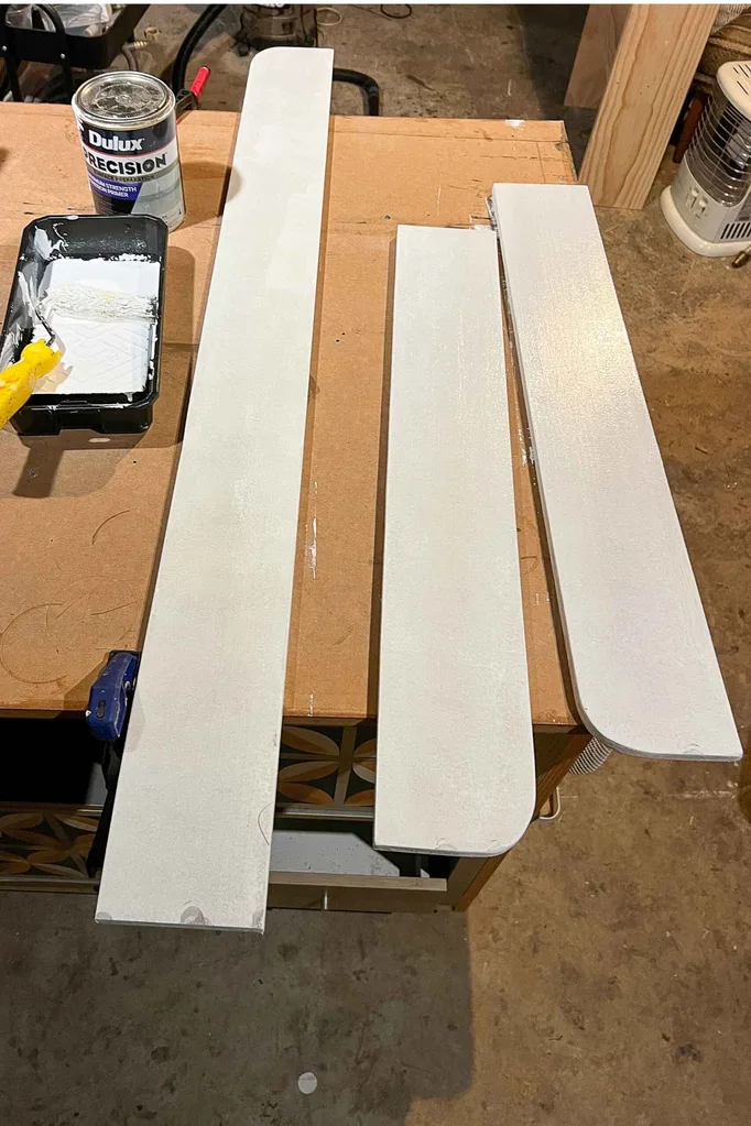 três tábuas de madeira em uma mesa de trabalho