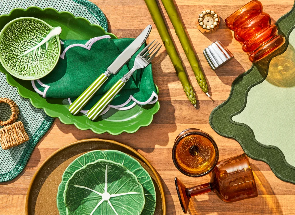 christmas theme of retro with green abbage bowls. scalloped plates, amber coloured glasses and asparagus candles