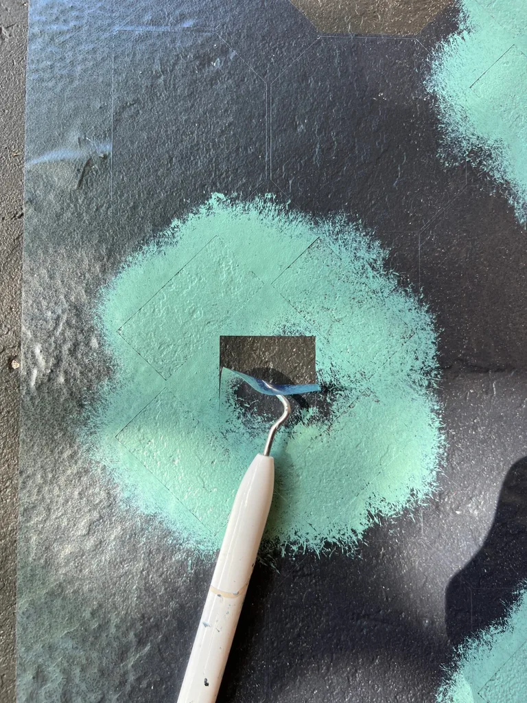 Ferramenta de remoção de estêncil remove uma seção de estêncil