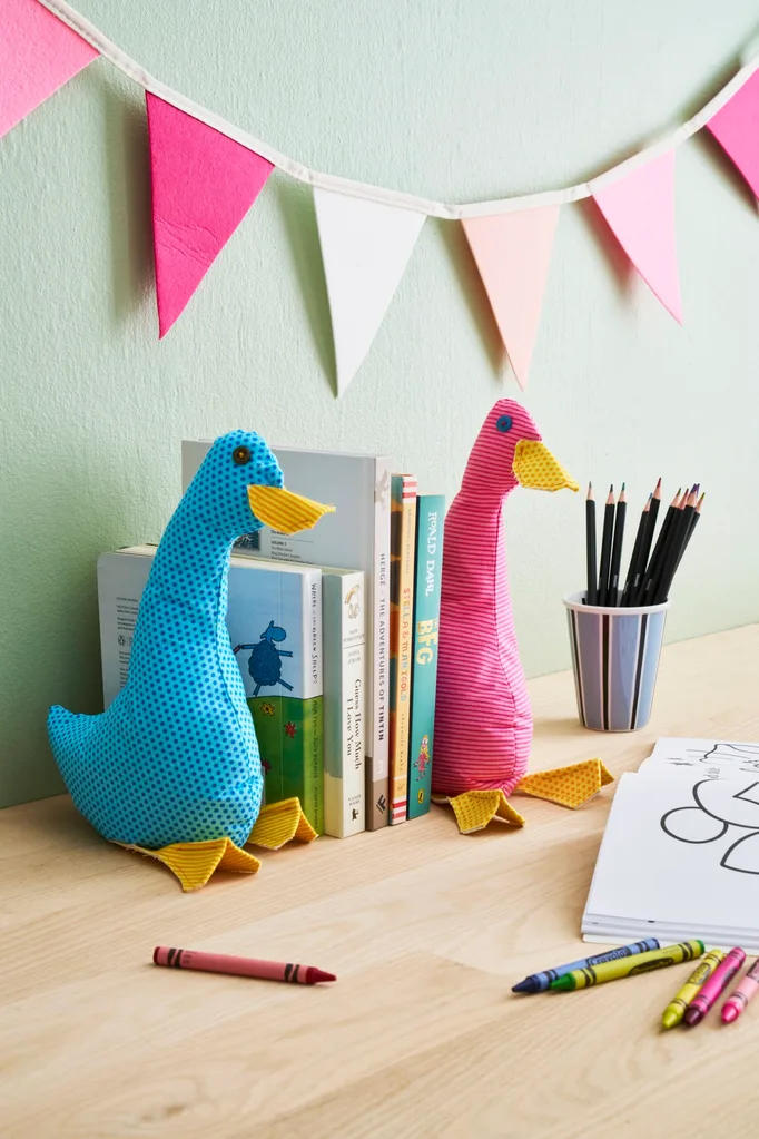 duck bookends made from fabric and free duck doorstop pattern with books in between
