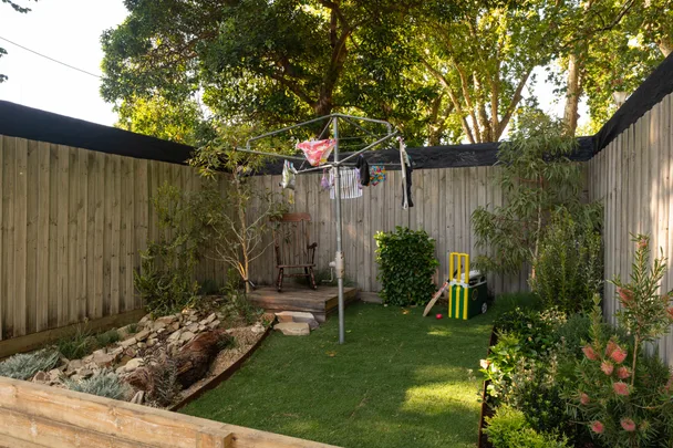 aussie icons in show garden including hills hoist clothesline, rocking chair and aussie native plants