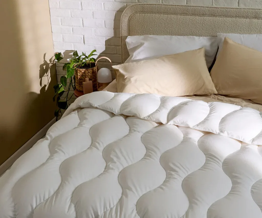 Bonny Winter Quilt in white on a queen sized bed