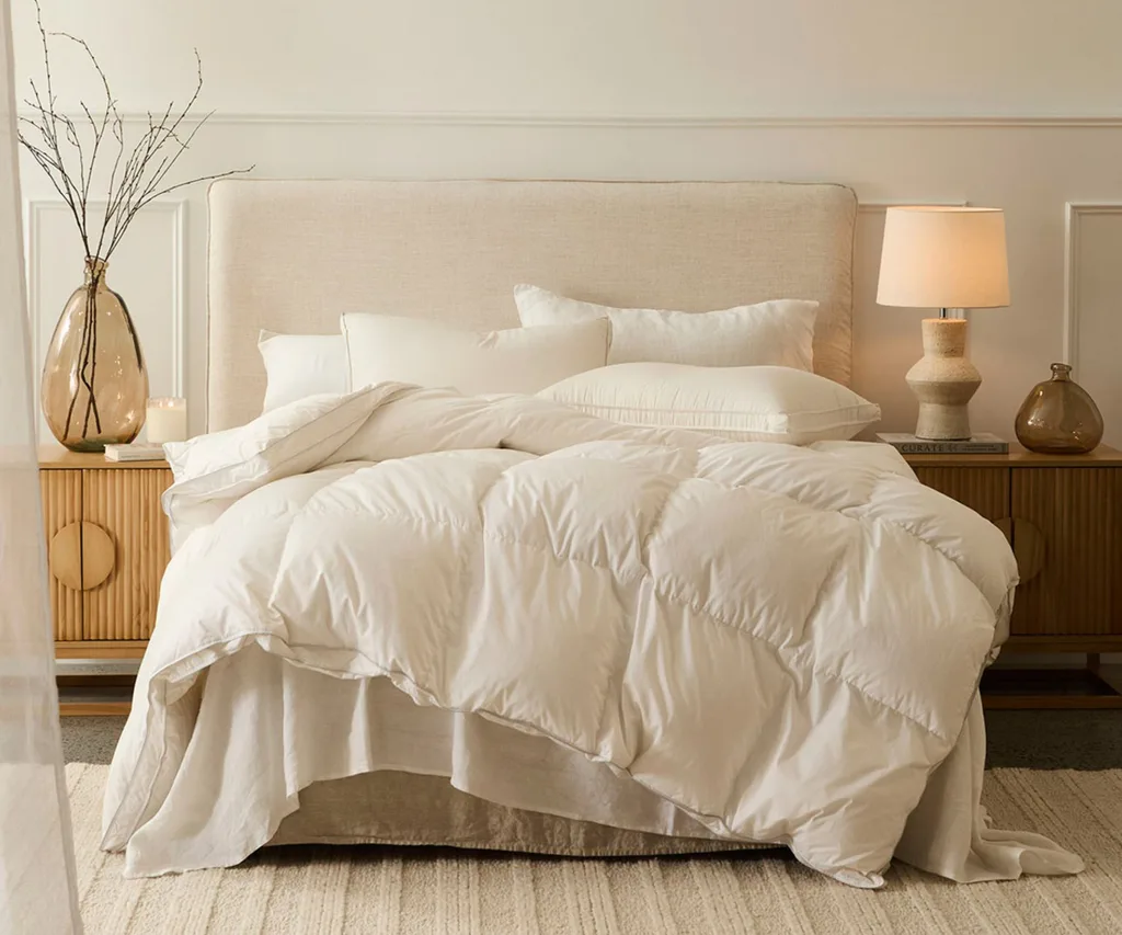 Greenfirst Winter 90/10 Goose Down Quilt in white - on a queen sized bed