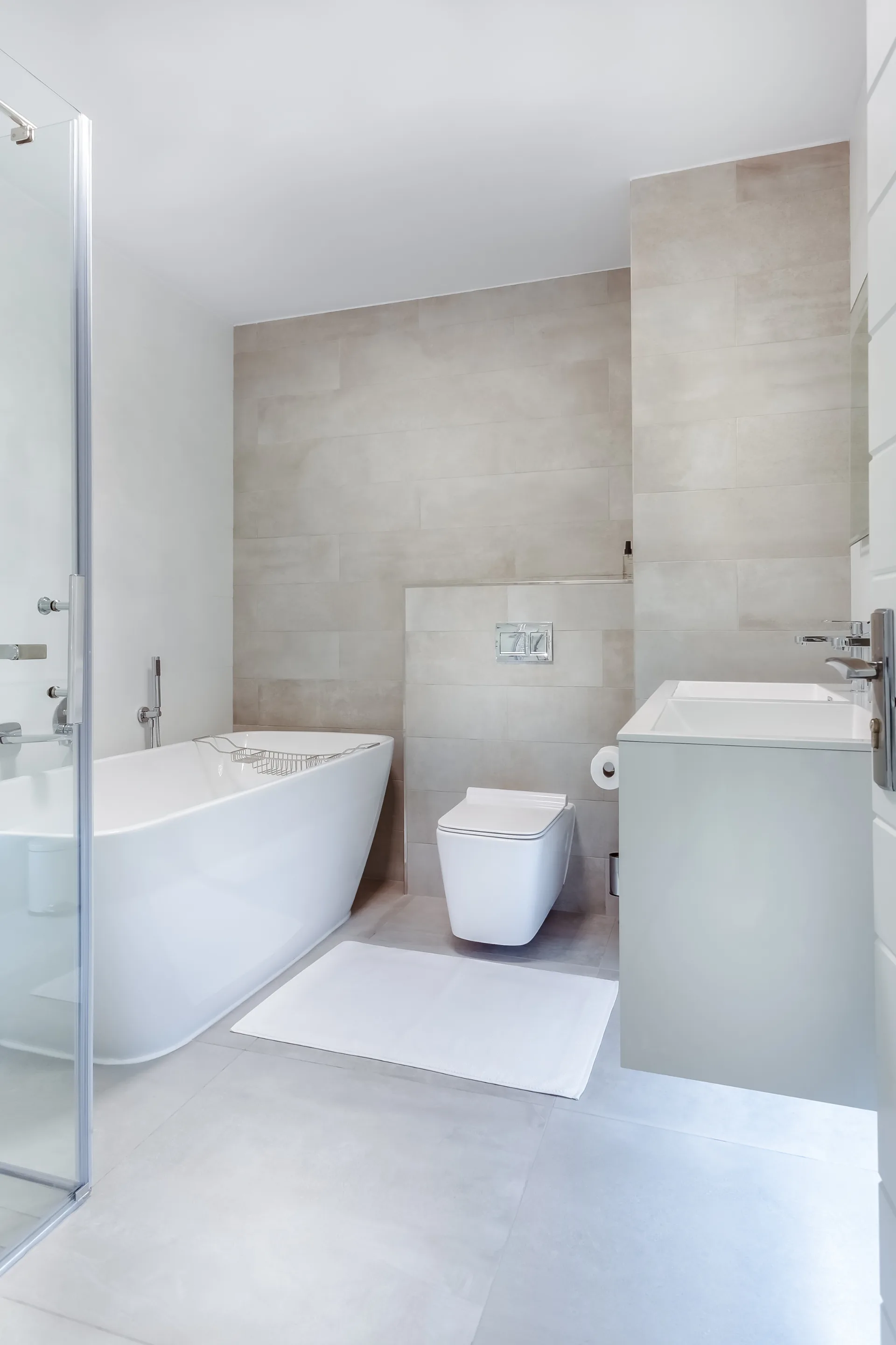 bathoom with shower screen